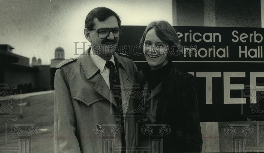 1989 Press Photo Russ and Mary Tooley Stand In Front of Serb Hall Sign Milwaukee