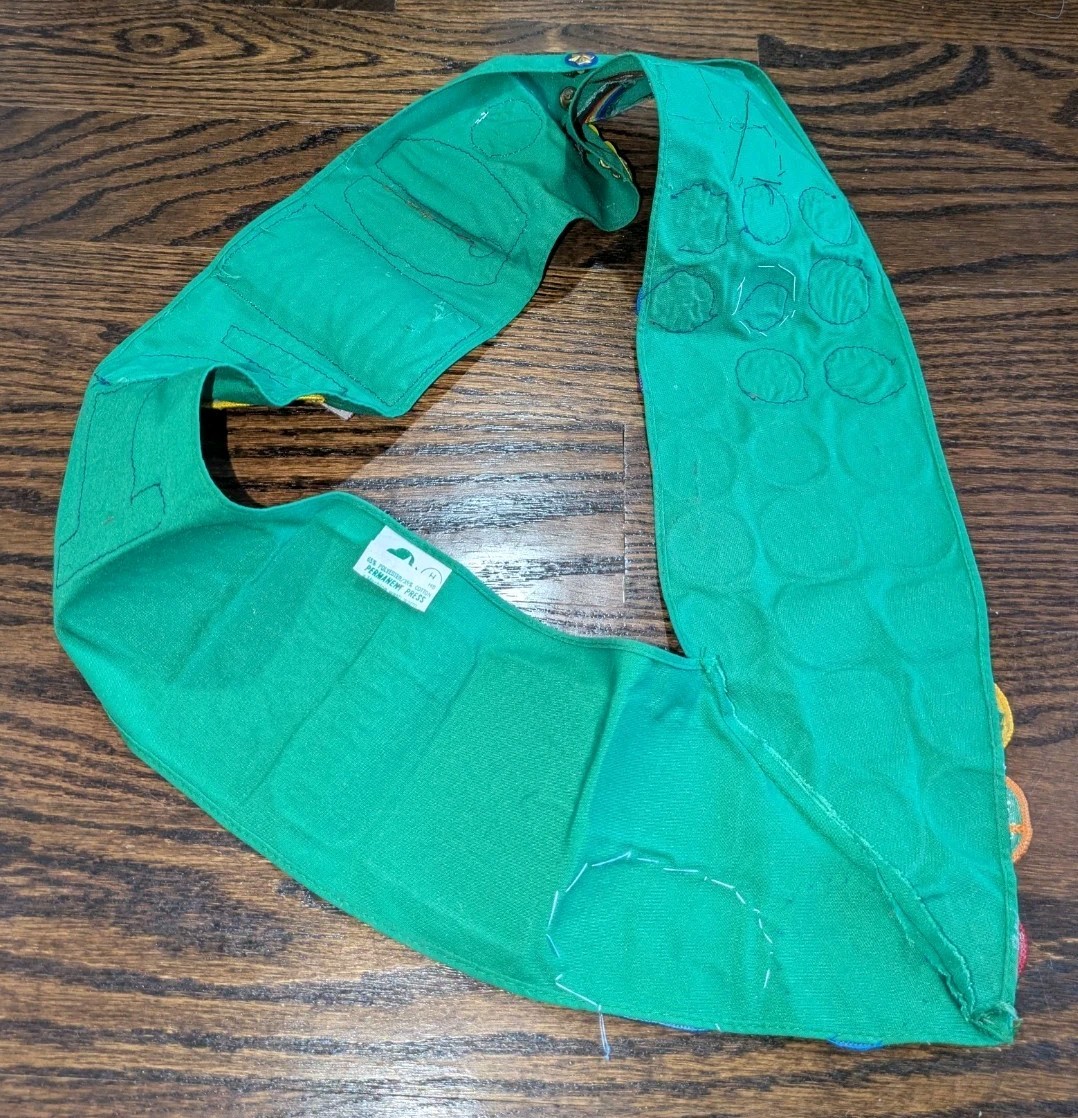 Vintage 1990s Bright Green Girl Scouts Sash w/ Badges Patches & Pins Size H Vtg