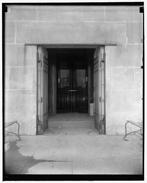 Photo:Washington DC 1939 Washington Monument Entrance Doors