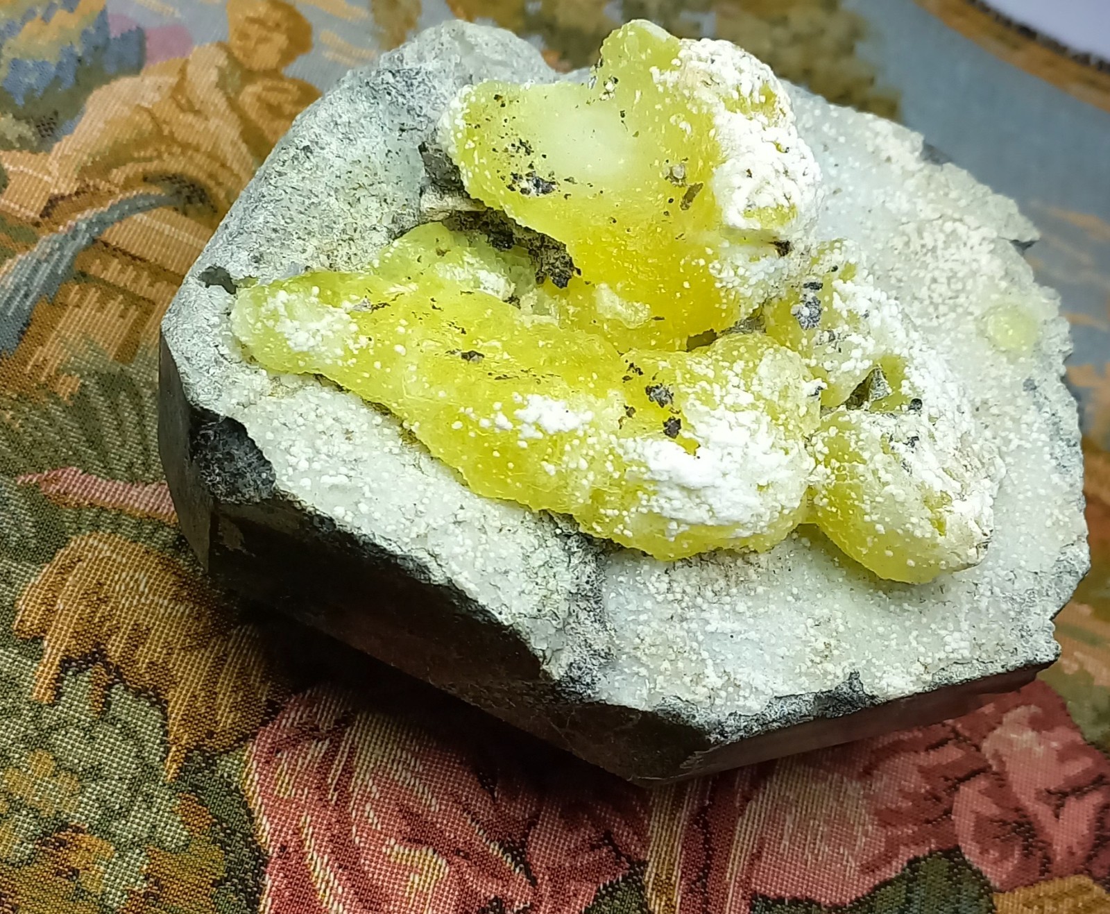 Rare Combo of Brucite with Showers of Dypingdite :504g