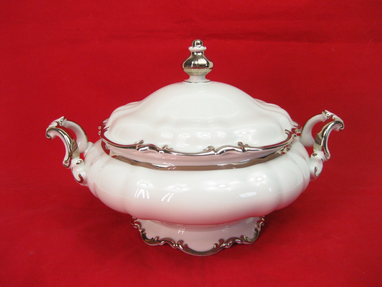 Hutschenreuther Selb REVERE WHITE Platinum Sylvia Covered Vegetable Bowl Germany