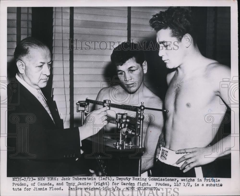 1951 Press Photo Fritzie Pruden, Tony Janiro weigh in with Jack Duberstein in NY