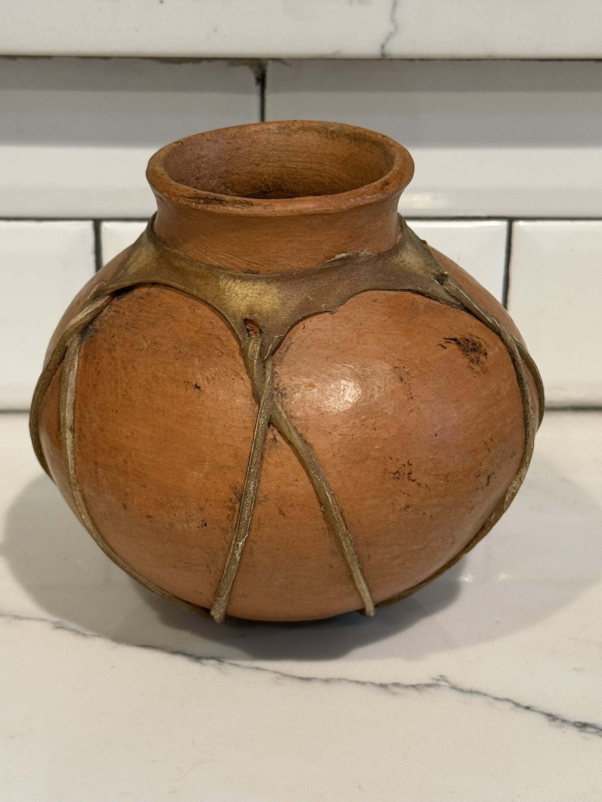 Excellent Vintage TARAHUMARA Raramuri Rawhide Bound Clay Pot 5\