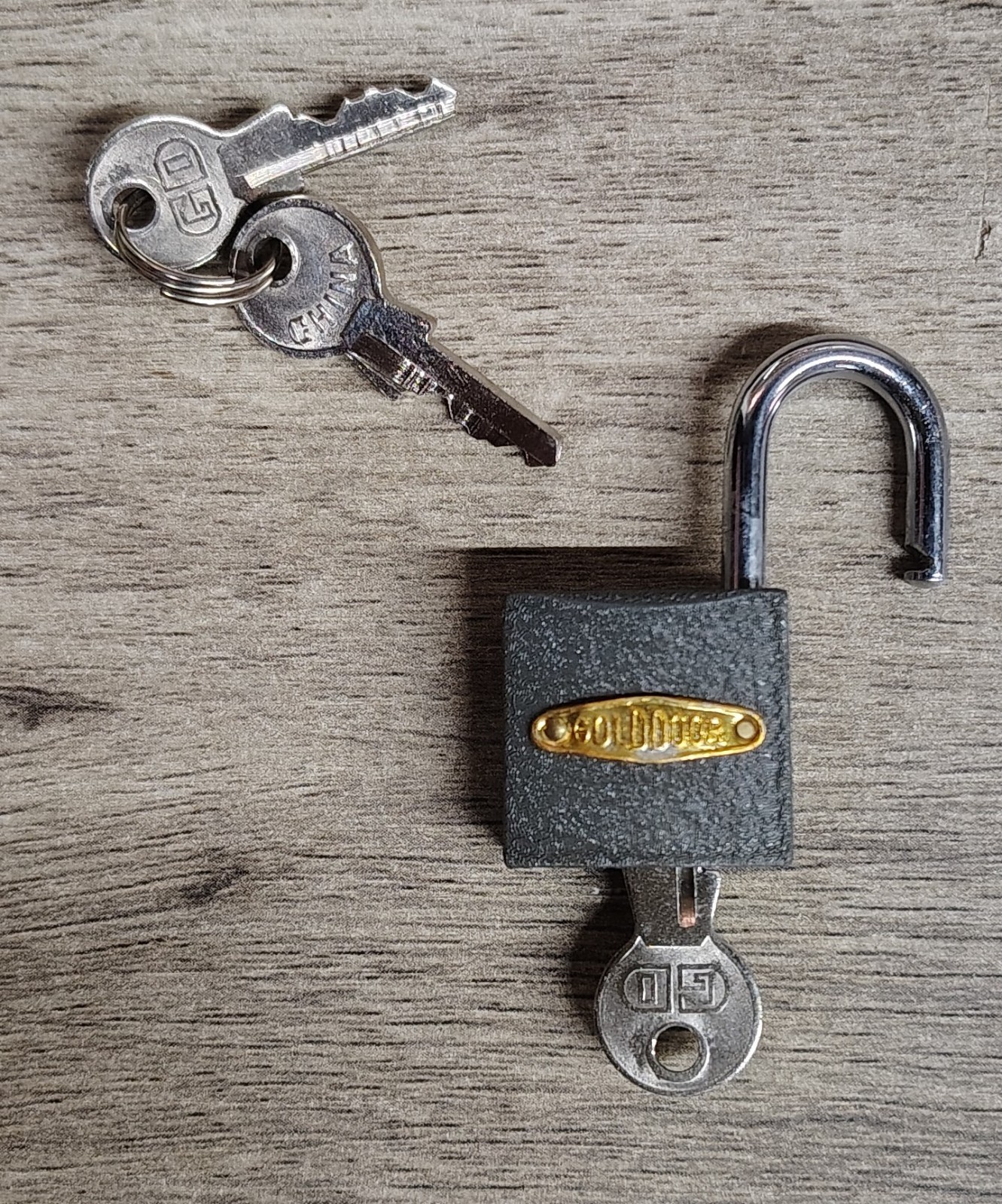 🗽NEW OLD STOCK VINTAGE GOLDDOOR PADLOCK WITH  KEY          1/8\