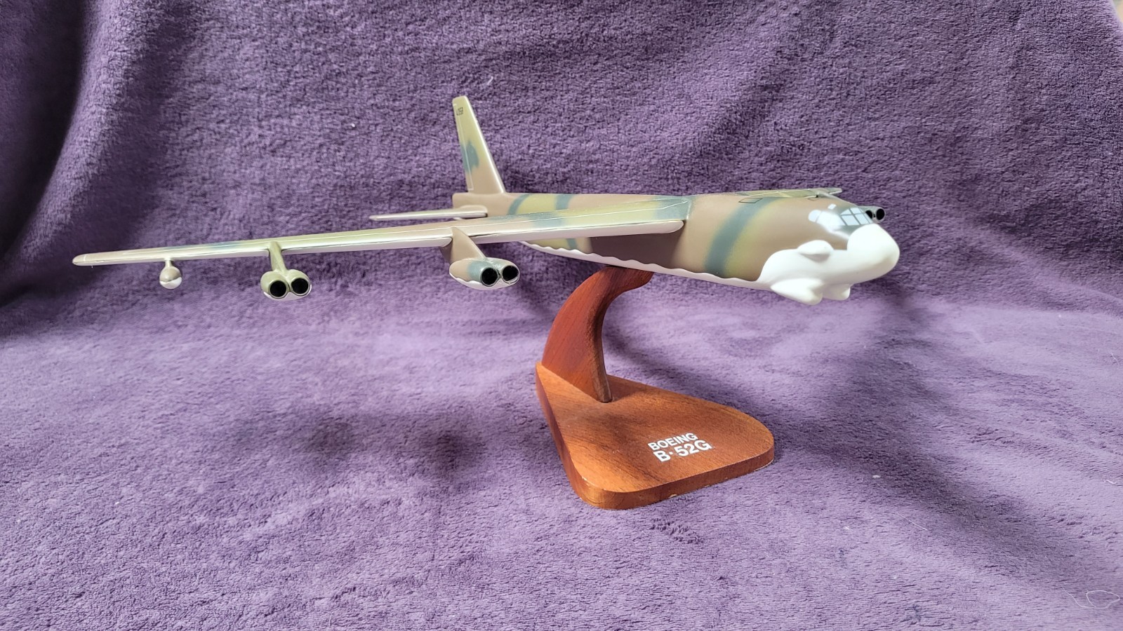 VINTAGE BOEING B-52G STRATOFORTRESS BOMBER AIRCRAFT DESK MODEL B-52 (READ DES.)