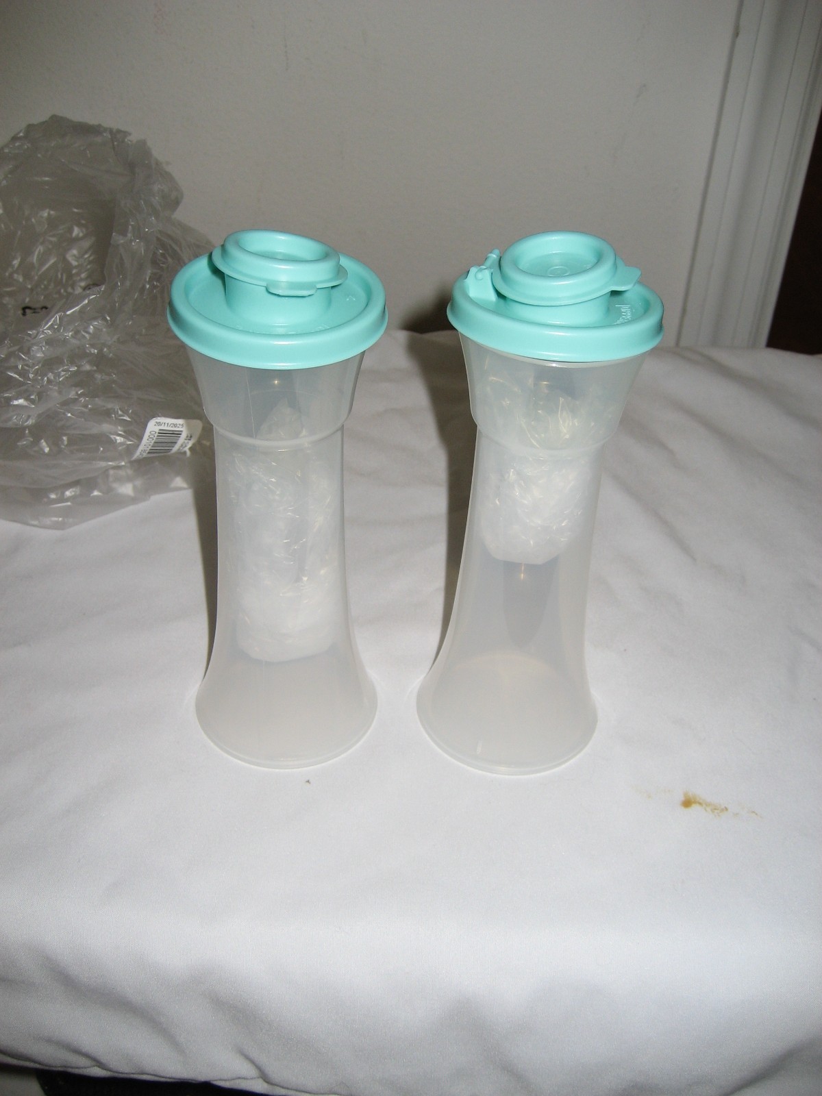 TUPPERWARE LARGE HOUR GLASS  SALT & PEPPER SET MINT GREEN/SHEER MIP 
