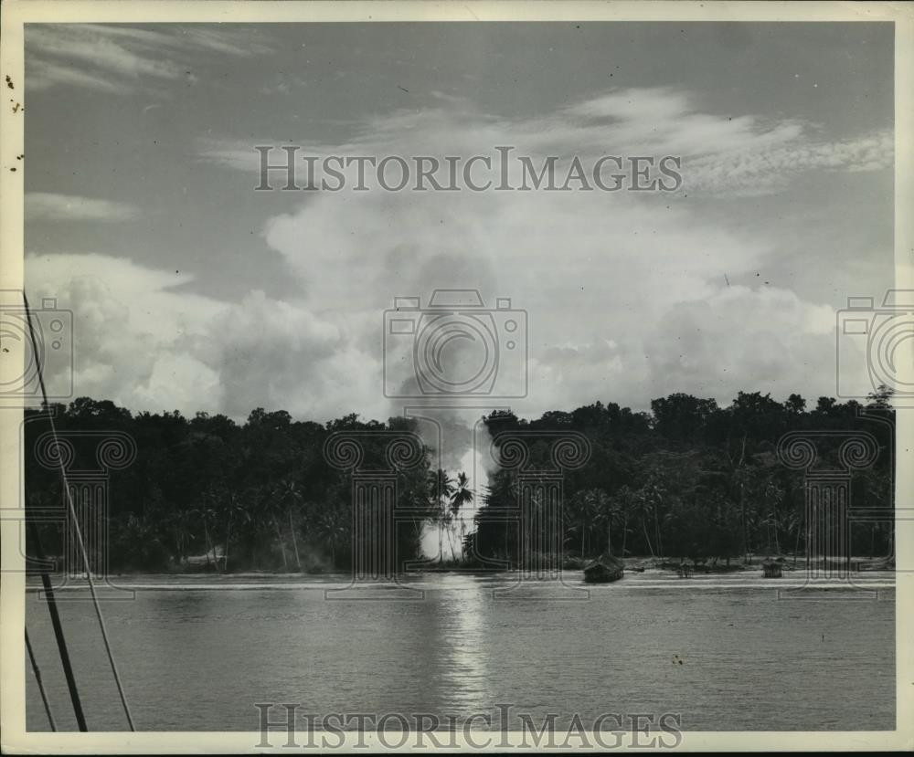 1944 Press Photo smoke rises from Biak Island from U.S. destroyer bombardment 1944 Press Photo smoke rises from Biak Island from U.S. destroyer bombardment