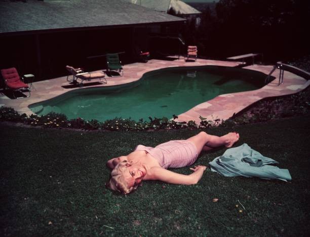 Lizabeth Scott wearing a pink swimsuit looking over her shoulder s- Old Photo
