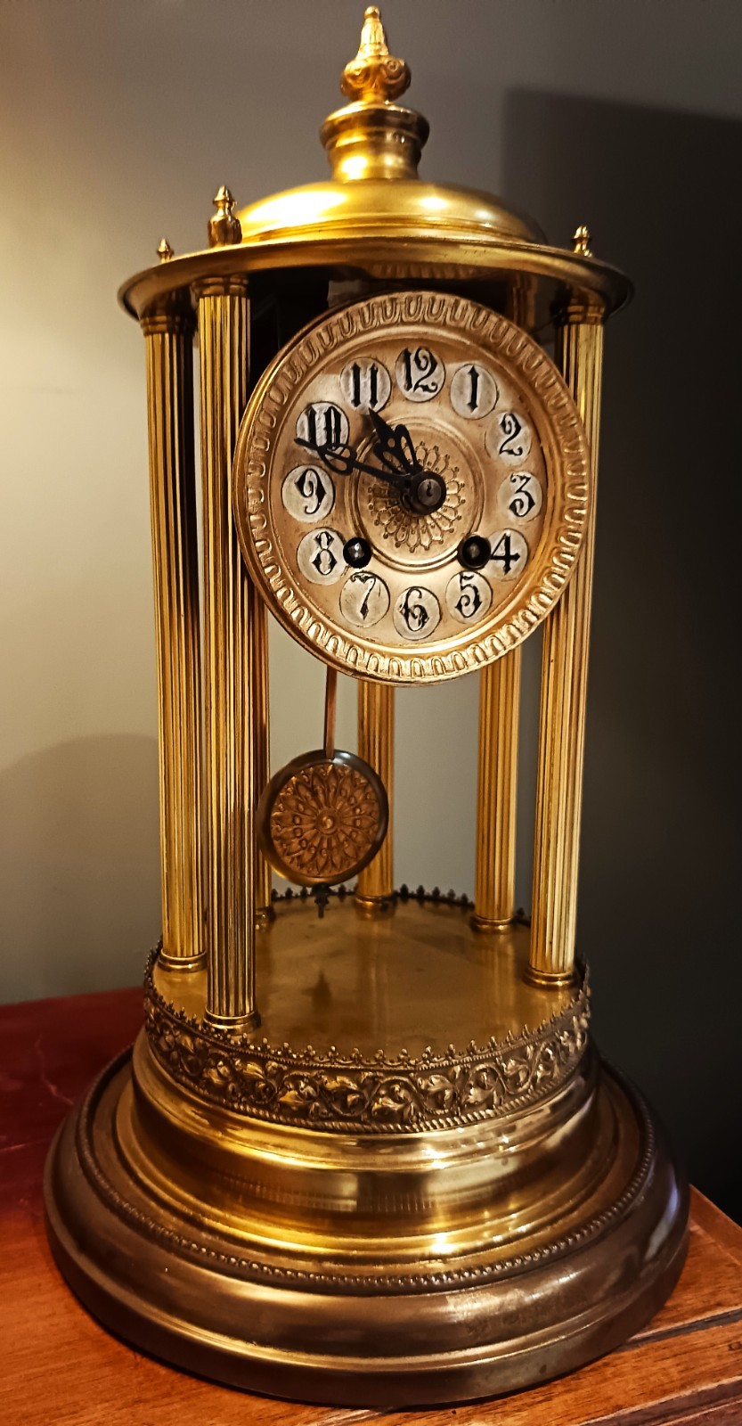 ANTIQUE FRENCH GILT MANTEL CLOCK.