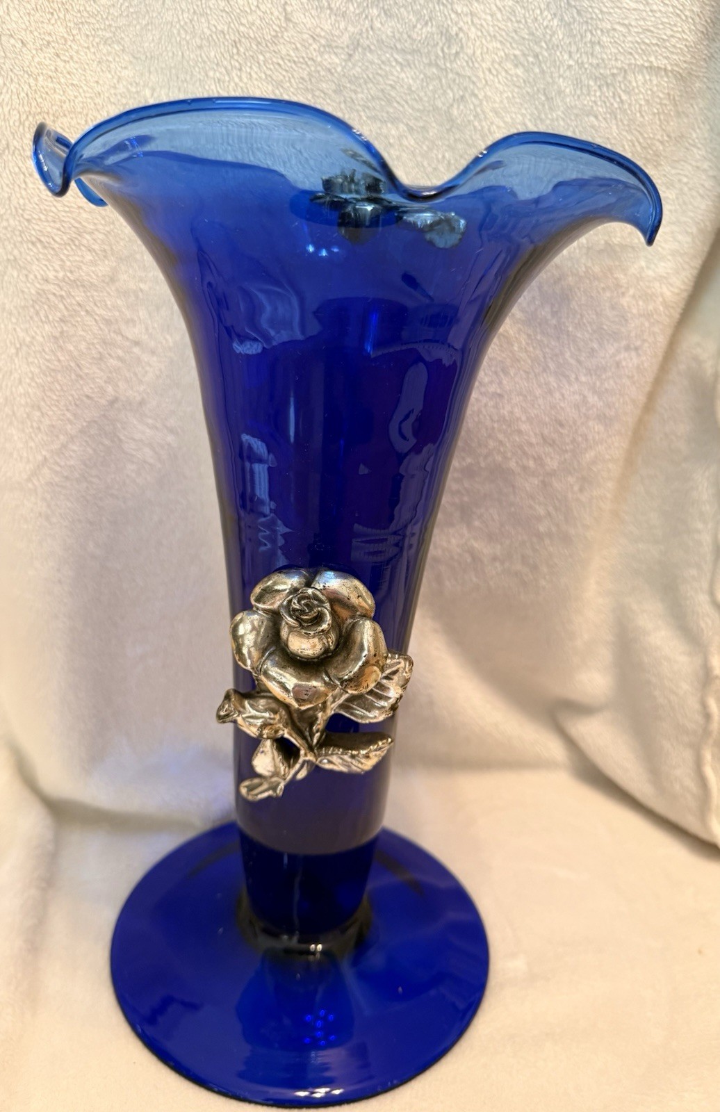 VINTAGE COBALT BLUE ART VASE WITH STERLING SILVER FLOWERS VASE