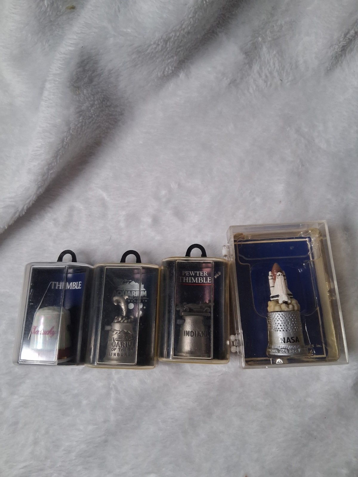 Lot Of 4 Souvenir Thimbles In Cases -  Collectibles