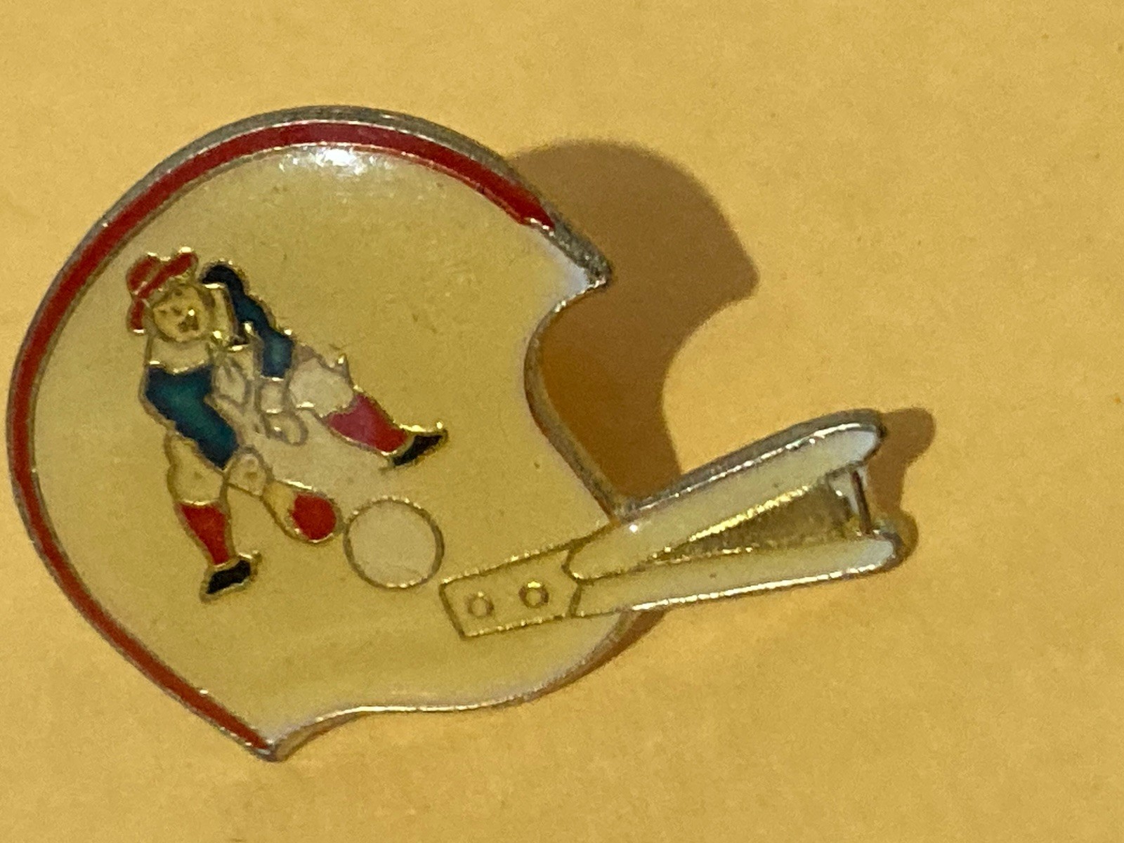 25 Vintage New England Patriots NFL Football Helmet Shaped PINBACK Hat Pin 1980s