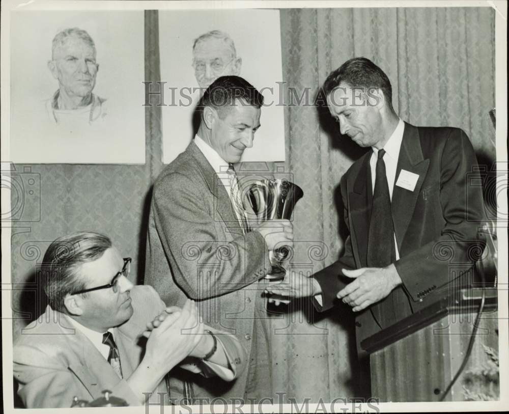 1952 Press Photo Sparky Stalcup gets award for George Edwards from Bruce Drake 1952 Press Photo Sparky Stalcup gets award for George Edwards from Bruce Drake