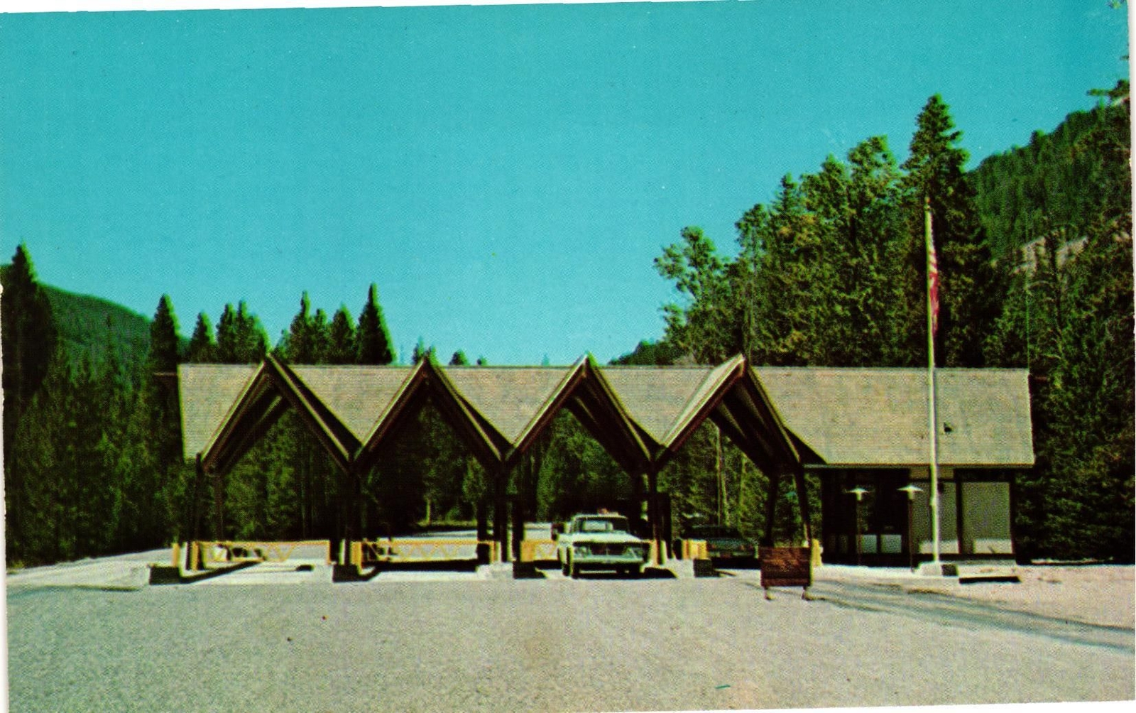 VTG Postcard- ES-387. East Entrance, Yellowstone National Park WY. Unused 1960