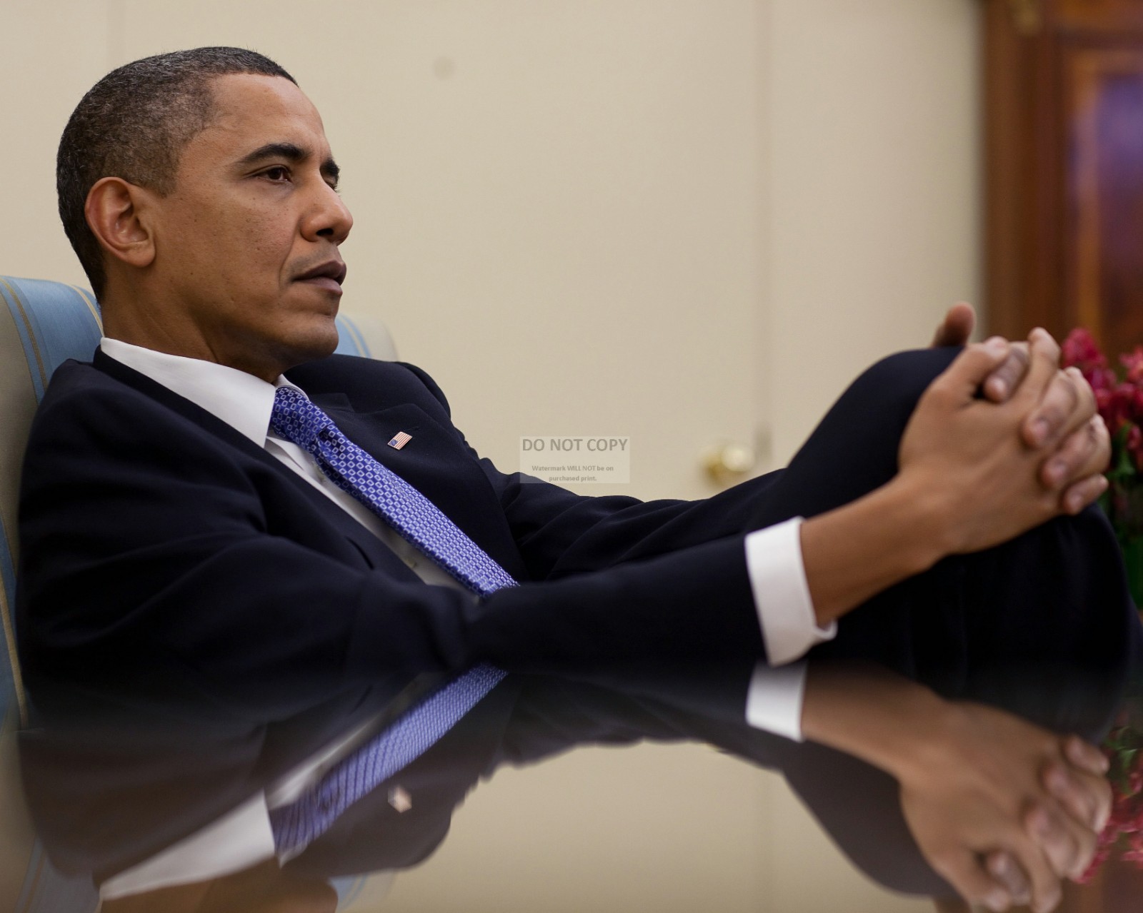 PRESIDENT BARACK OBAMA IN OVAL OFFICE MEETING IN 2010 - 8X10 PHOTO (ZY-552)