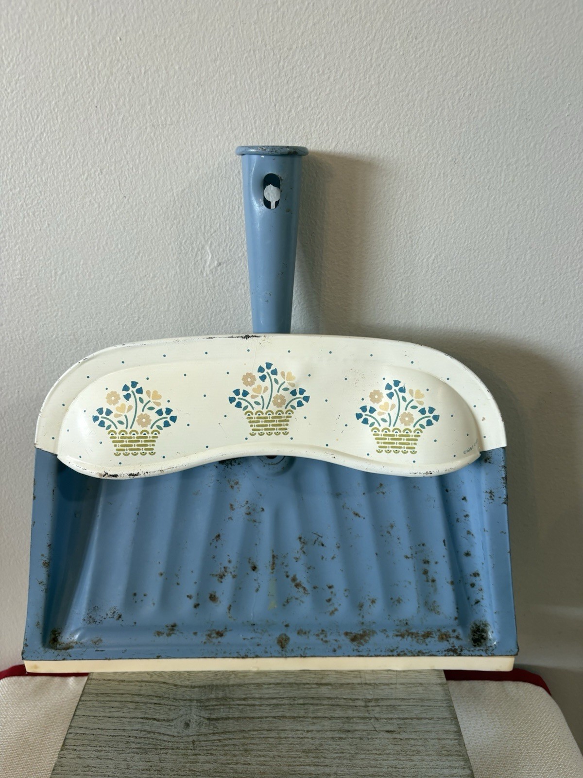 Vtg JV REED Metal Dust Pan Dutch Amish Folk Floral Basket 1987 Cottagecore Blue