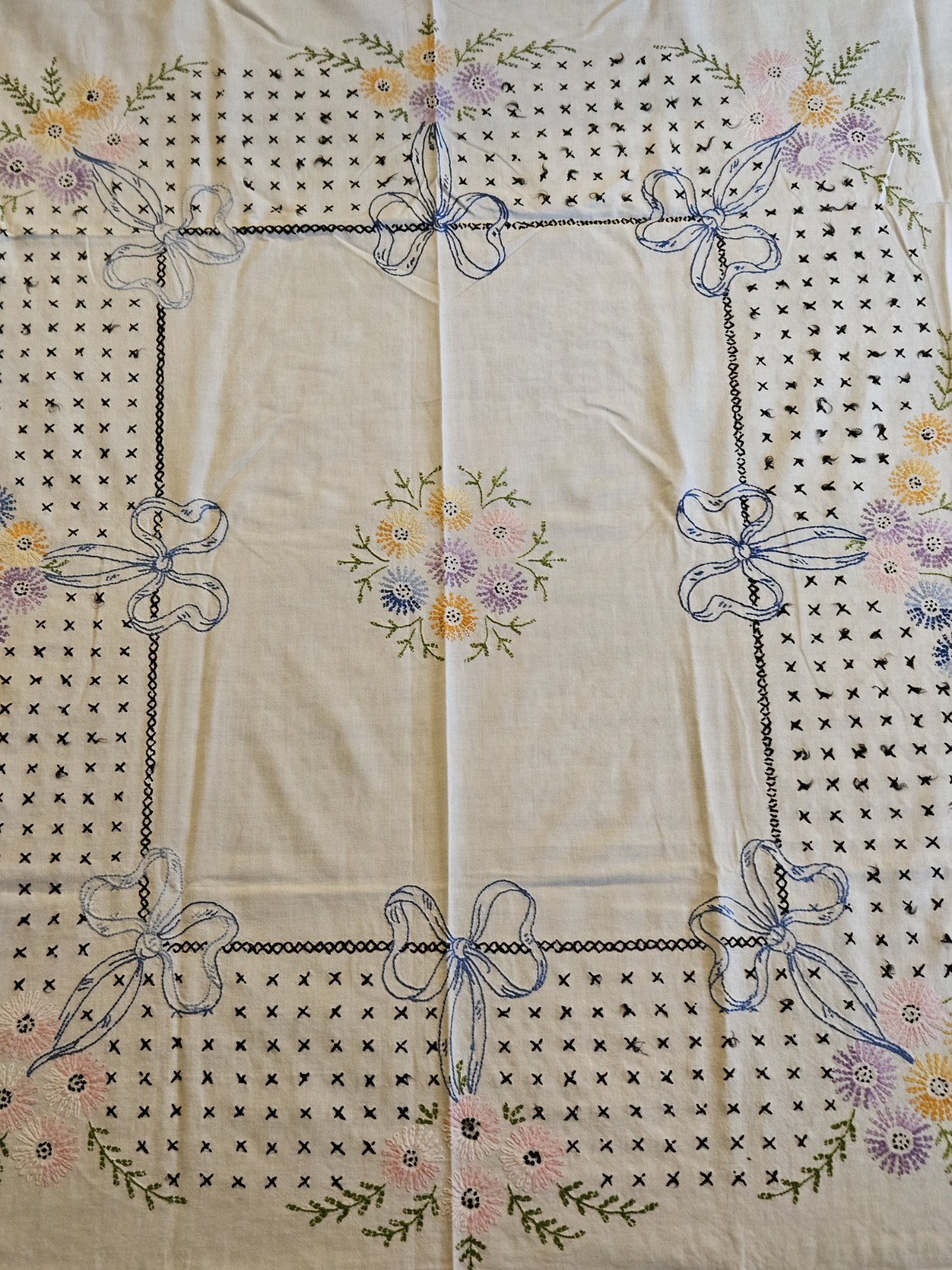 SPECTACULAR VINTAGE HAND EMBROIDERED FLORAL COVERLET