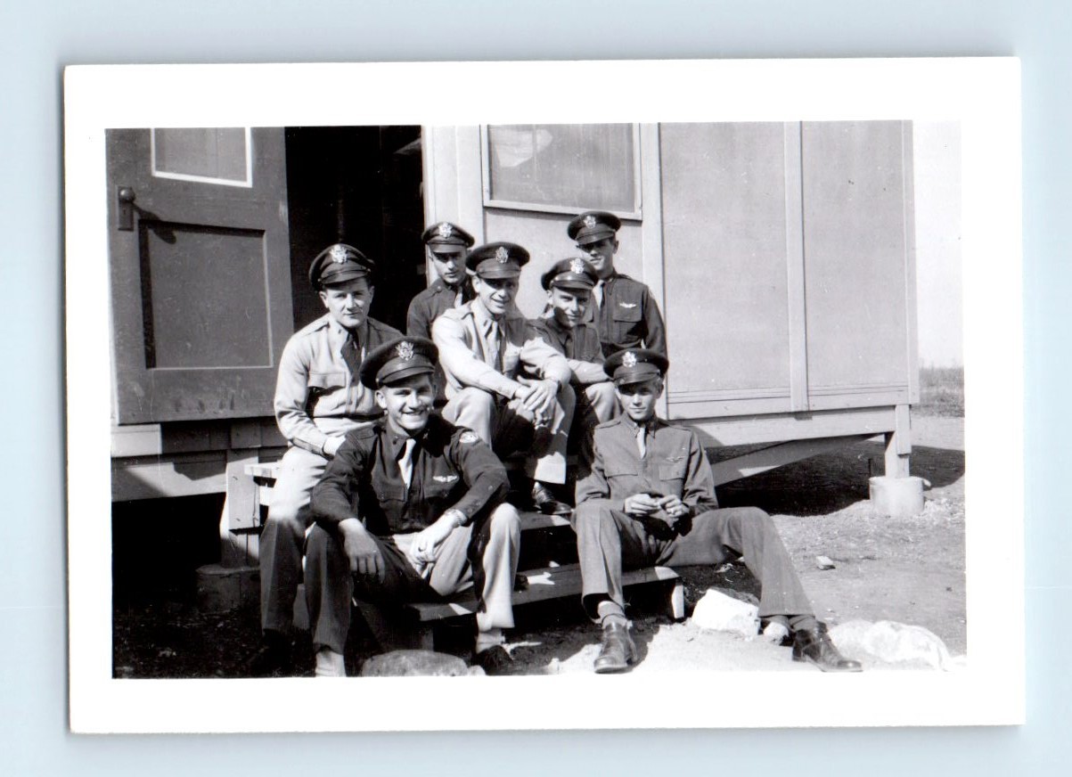 Old Vintage Photo ARMY MEN SOLDIERS GROUP PICTURE OUTSIDE BARRACKS SNAPSHOT