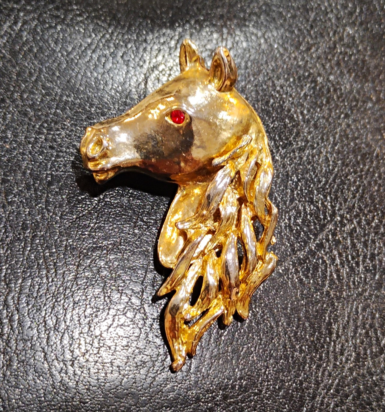 Vintage Gold Tone Horse Head Brooch Pin Textured Mane Red Rhinestone Eye 