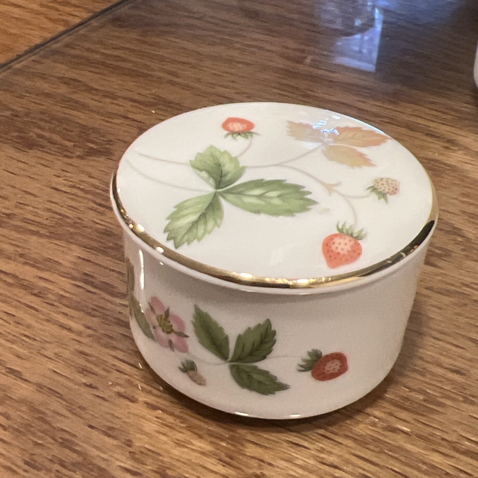Wedgwood Wild Strawberry Bone China Small Round Ring Box 2 inches 