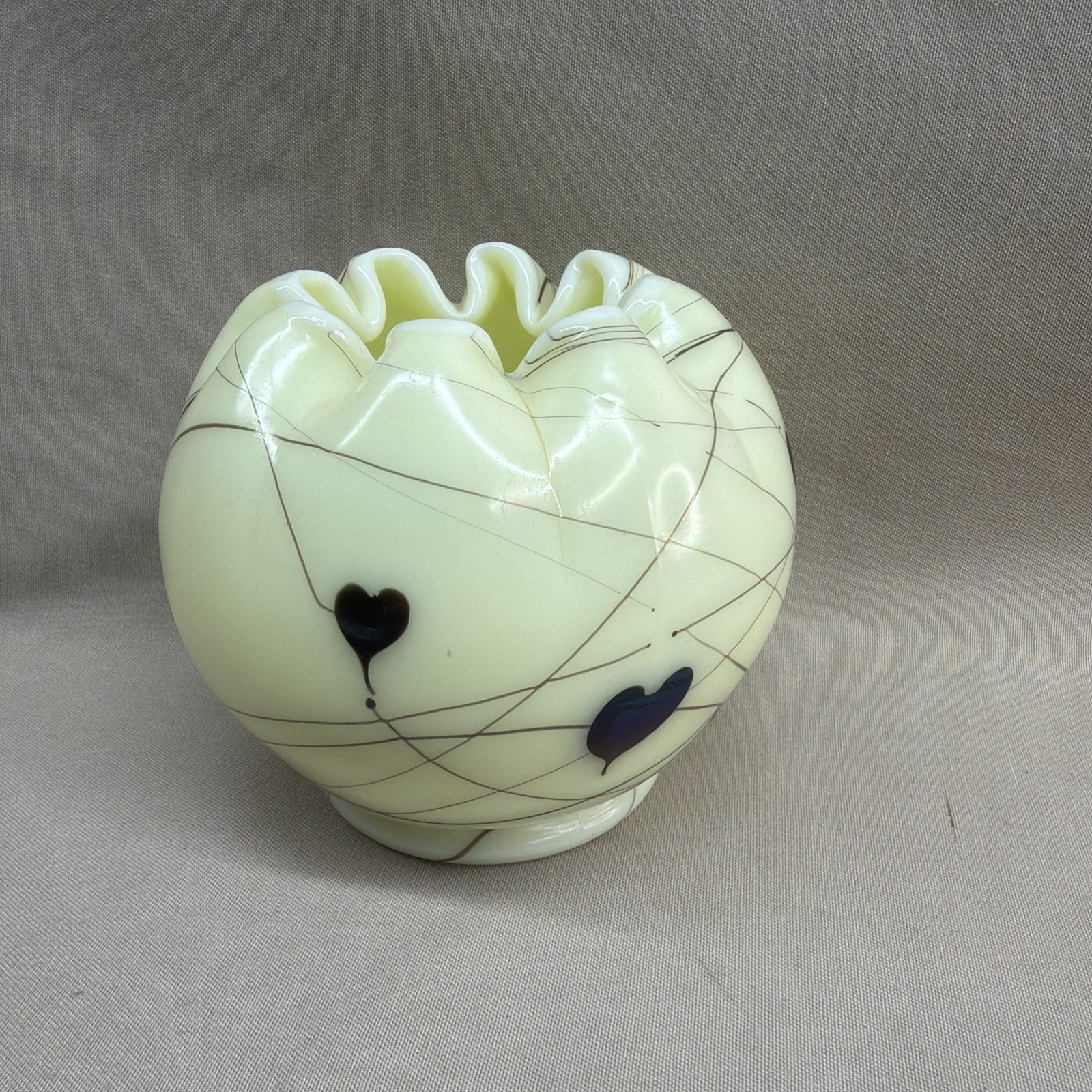 Fenton Hanging Hearts Barber Custard  Crimped Rose Bowl Art Glass 1976