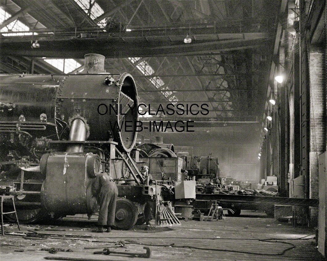 1942 CHICAGO & NORTHWESTERN LOCOMOTIVE REPAIR SHOPS RAILROAD TRAIN 8X10 PHOTO
