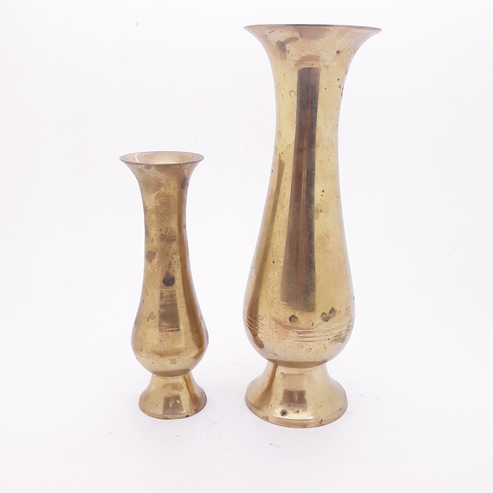 2 ANTIQUE VINTAGE HEAVY BRASS BUD VASE DIFFERENT SIZES 2 ANTIQUE VINTAGE HEAVY BRASS BUD VASE DIFFERENT SIZES