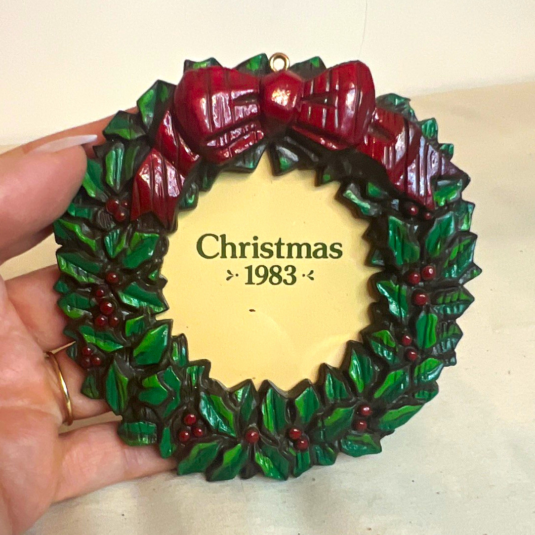 Vintage Avon 1983 Captured Moments Christmas Wreath Picture Frame Ornament