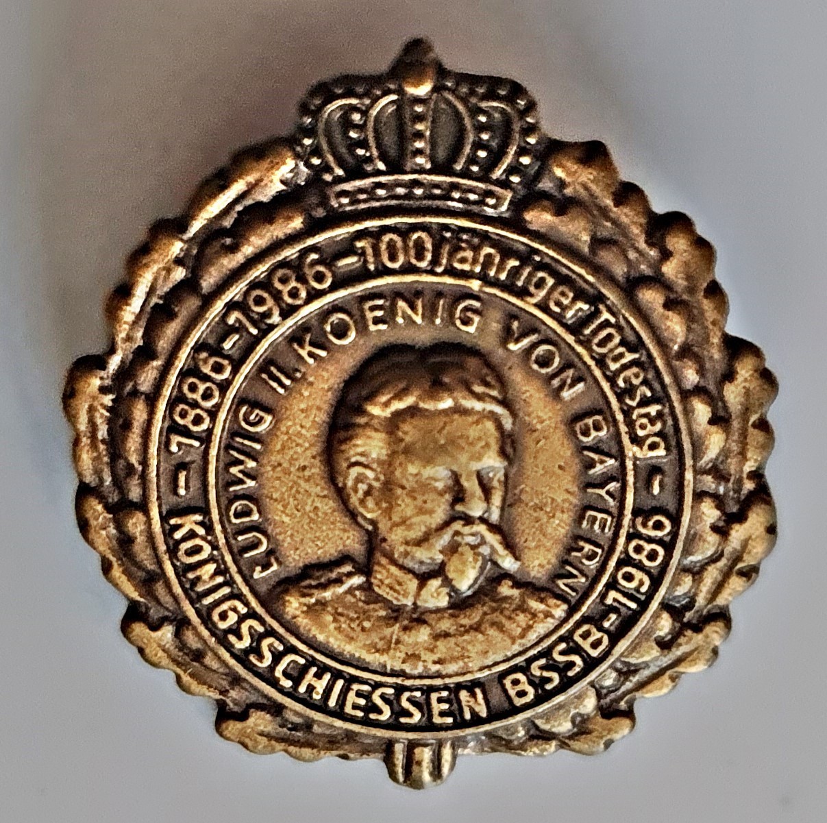 VINTAGE KING LUDWIG II BAVARIA 100TH ANNIVERSARY 1986 BSSB SHOOTING PIN BADGE VINTAGE KING LUDWIG II BAVARIA 100TH ANNIVERSARY 1986 BSSB SHOOTING PIN BADGE