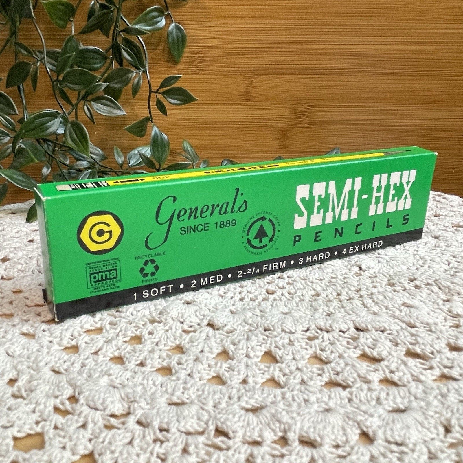 Vintage General\'s Semi-Hex No. 2 Pencils 12 Pack Green Box Made In USA Cedar