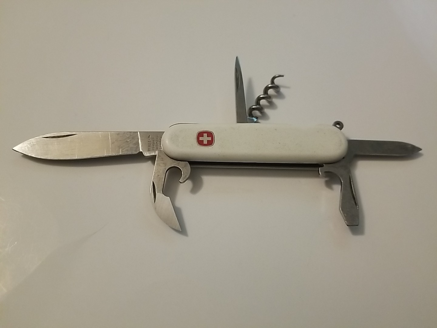 Wenger Commander White Swiss Army Knife Corkscrew Screwdrivers Bottle Opener Awl