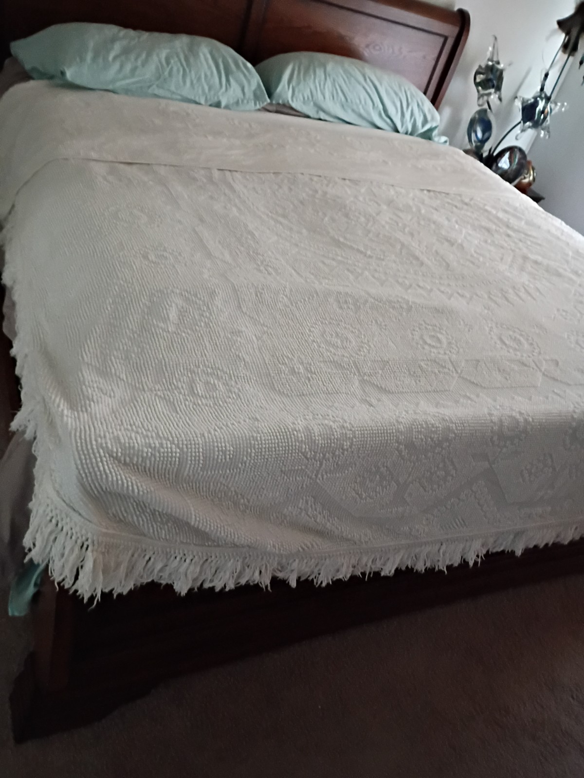 1960\'s EUC Vintage Morgan Jones Minuet White Hobnail Full Size Bedspread 1960\'s EUC Vintage Morgan Jones Minuet White Hobnail Full Size Bedspread