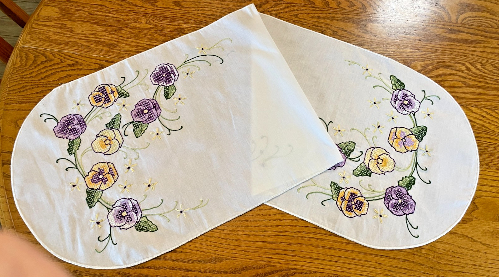 VTG OVAL DRESSER SCARF TABLE RUNNER HAND EMBROIDERED PANSIES 14X40 EUC