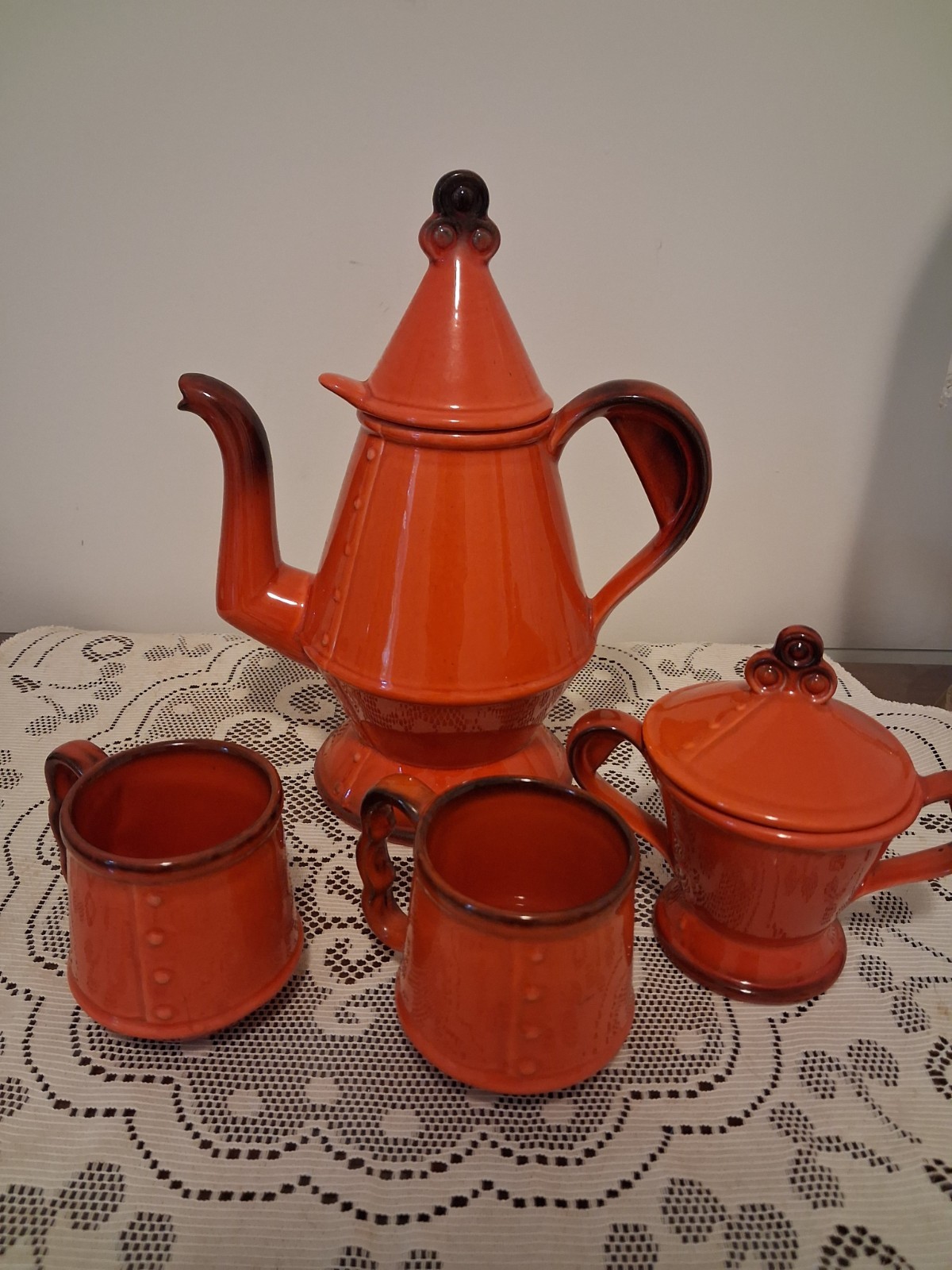 Metlox Vintage 5 cup Coffee/Tea Pot, 2 Mugs, 1 Sugar Bowl