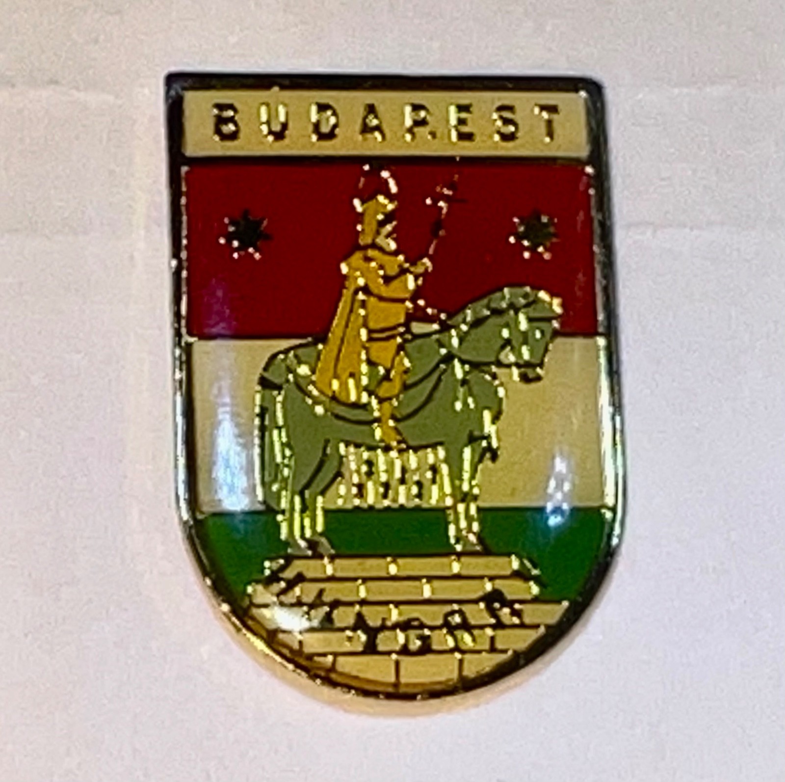 VINTAGE BUDAPEST HUNGARY SOUVENIR ENAMEL LAPEL HAT PIN TRAVEL COLLECTIBLE VG