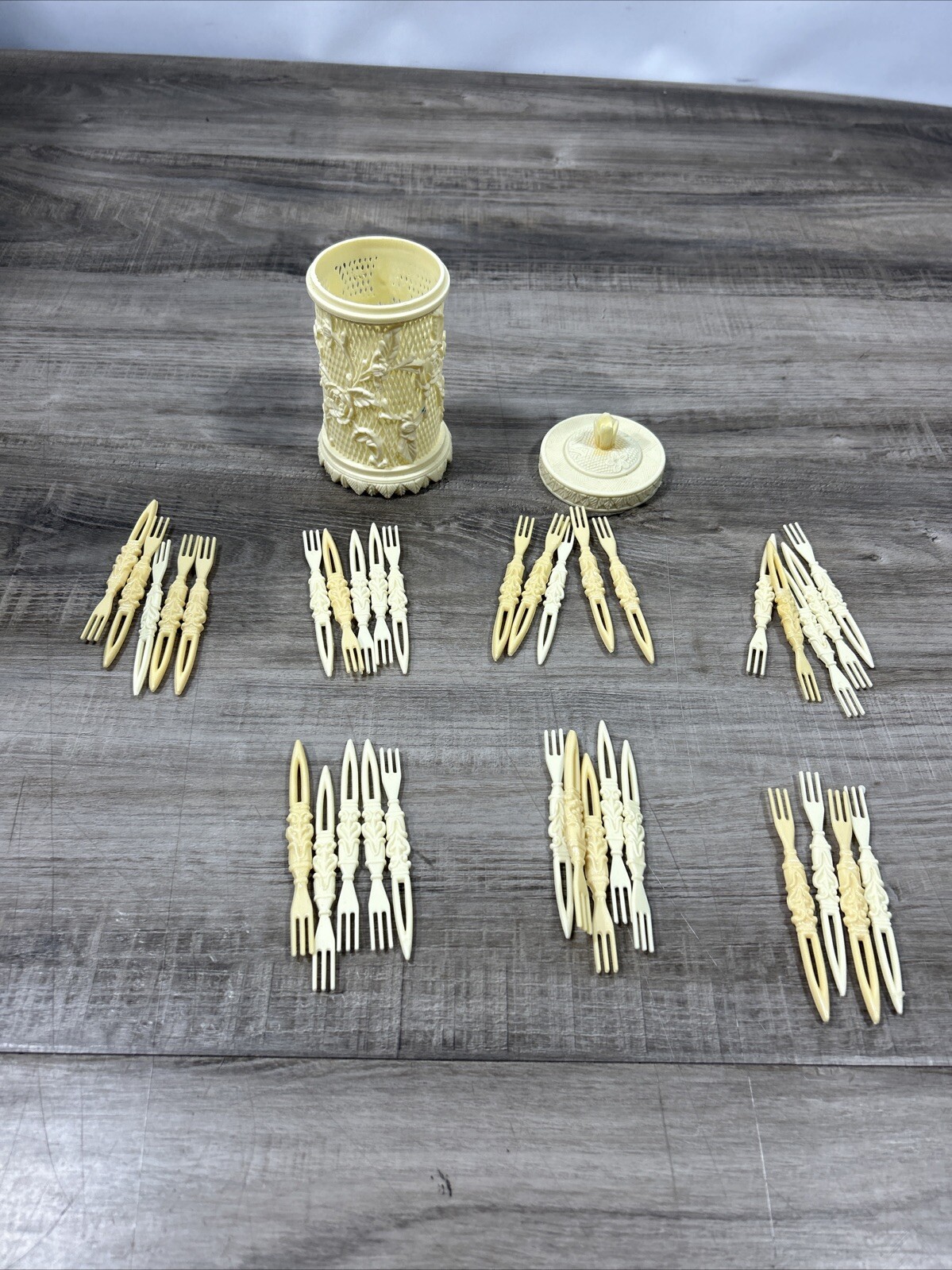 Vtg Celluloid Plastic Round Tiki Rose Lattice MCM Container w/ 34 Cocktail Forks