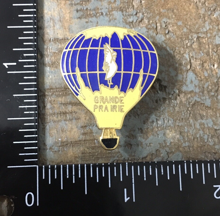 Vintage GRANDE PRAIRIE Hot Air Balloon Swan Canada Travel Souvenir Lapel Hat Pin