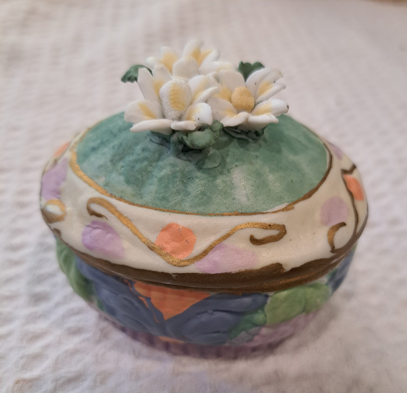 Vtg. Gift Ceramic Trinket Box w/ Blue Butterflies & 3-D Flora Lid. Small 3\ Vtg. Gift Ceramic Trinket Box w/ Blue Butterflies & 3-D Flora Lid. Small 3\