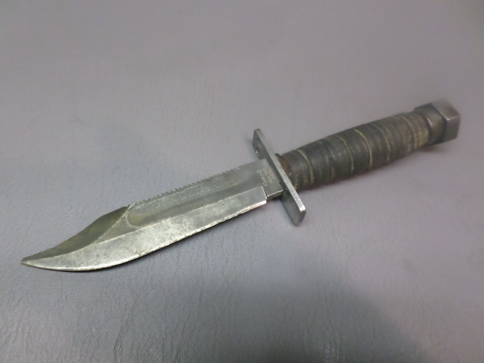 VINTAGE CAMILLUS N.Y. U.S.A. MILITARY STYLE FIXED BLADE FIGHTING KNIFE - SOLID
