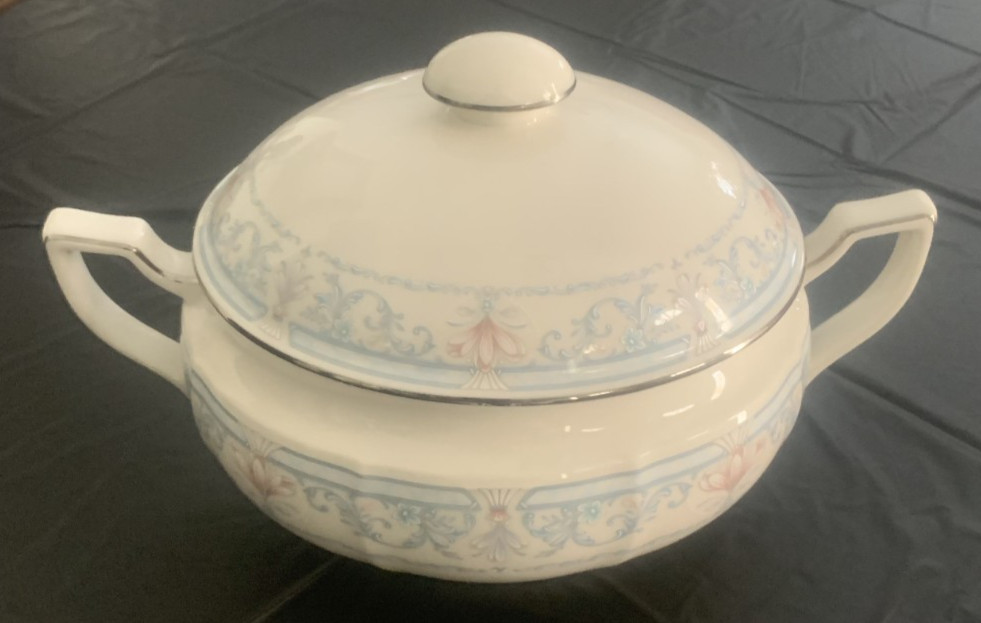 EXCELLENT Noritake CROWN FLOWER Oval Covered Vegetable 46 OZ, 6 7/8