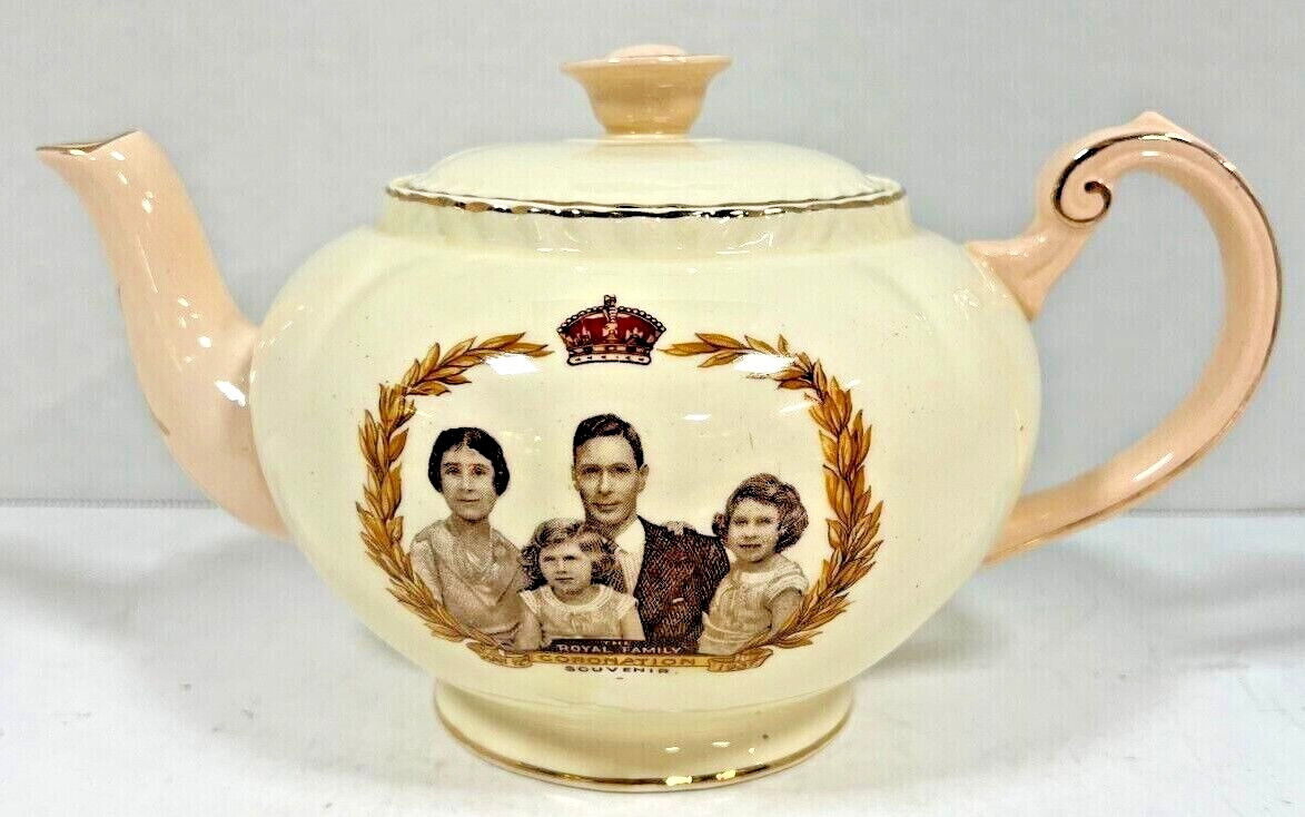 THE ROYAL FAMILY PORTRAIT 1937 BY MARCUS ADAMS TEAPOT - J. FRYER & SON