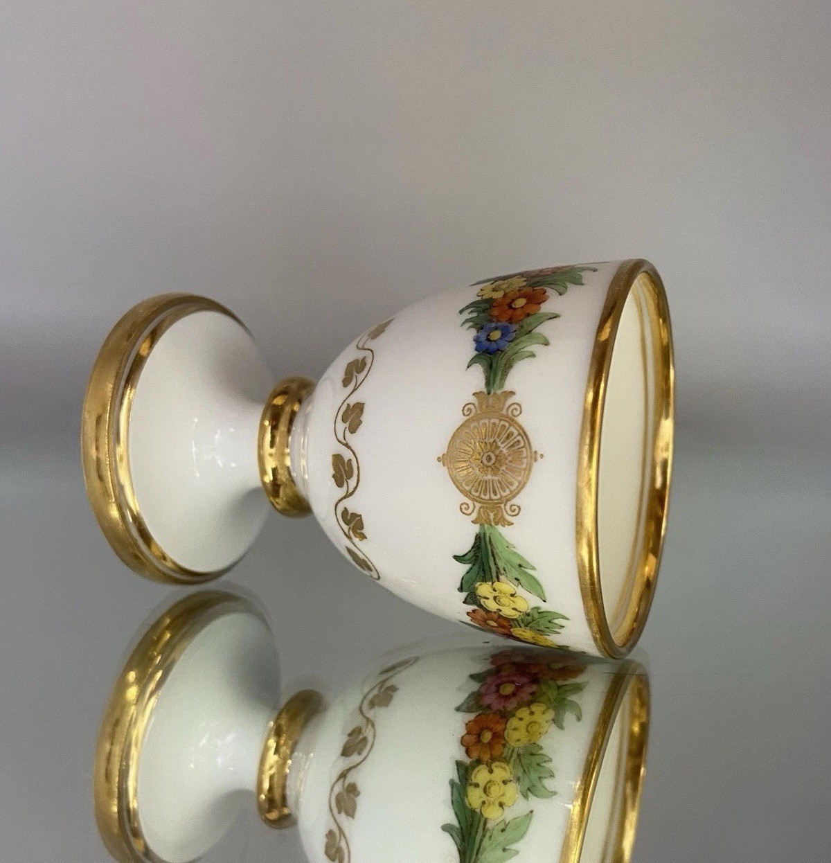 Rare Sèvres Chateau De Neuilly Egg Cup 1840 Louis-Philippe Sèvres Museum Quality Rare Sèvres Chateau De Neuilly Egg Cup 1840 Louis-Philippe Sèvres Museum Quality