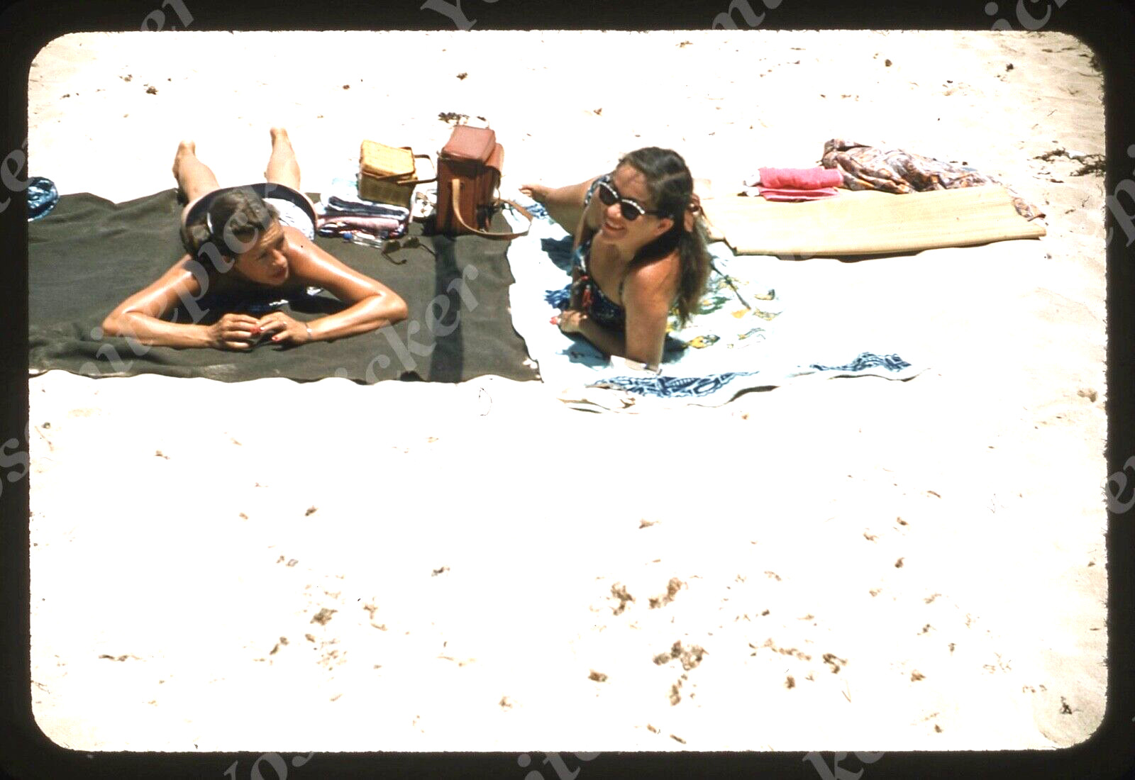 sl92 Original slide 1950\'s Red Kodachrome Hawaii beach scene women 844a sl92 Original slide 1950\'s Red Kodachrome Hawaii beach scene women 844a