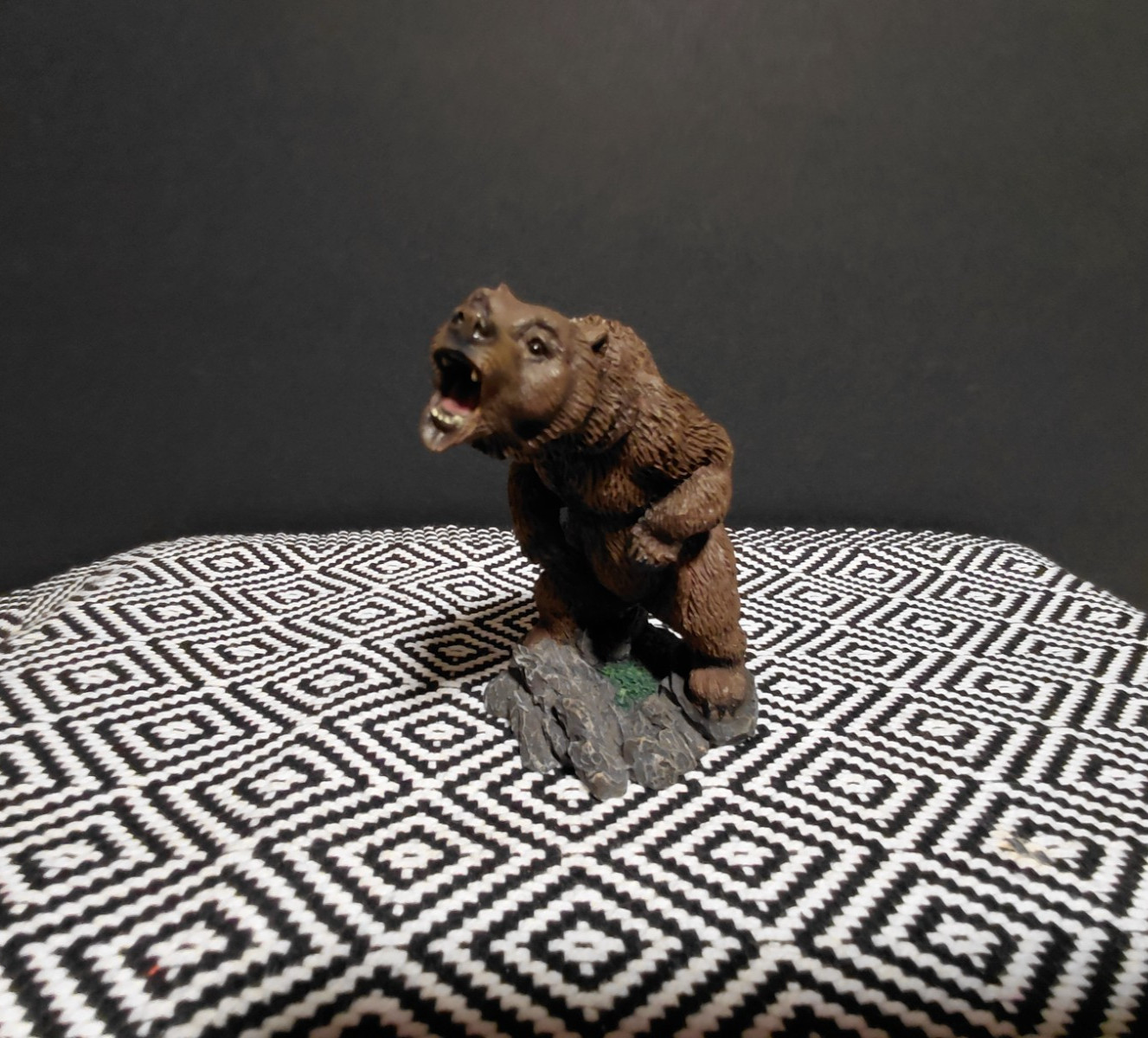 2002 Living Stone, Inc. - Grizzly Bear figurine - Wildlife Decor