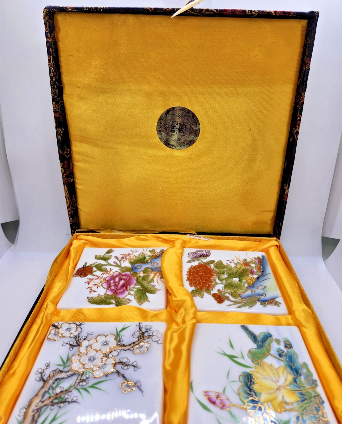 4 Vintage Hand Painted Coasters Porcelain Flowers, Yi Lin Arts Decorative Box 4 Vintage Hand Painted Coasters Porcelain Flowers, Yi Lin Arts Decorative Box