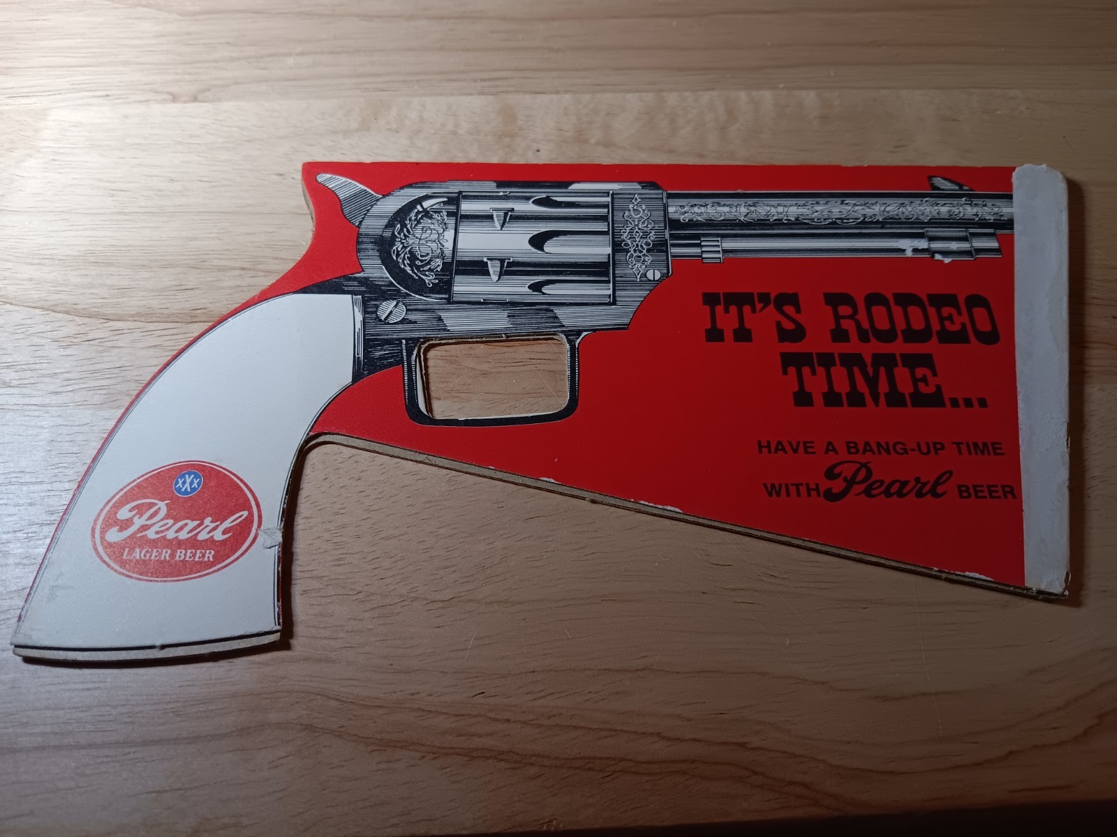 VHTF Vintage PEARL BEER CARDBOARD PLAY GUN . CONDITION IS 9 OUT OF 10 . 