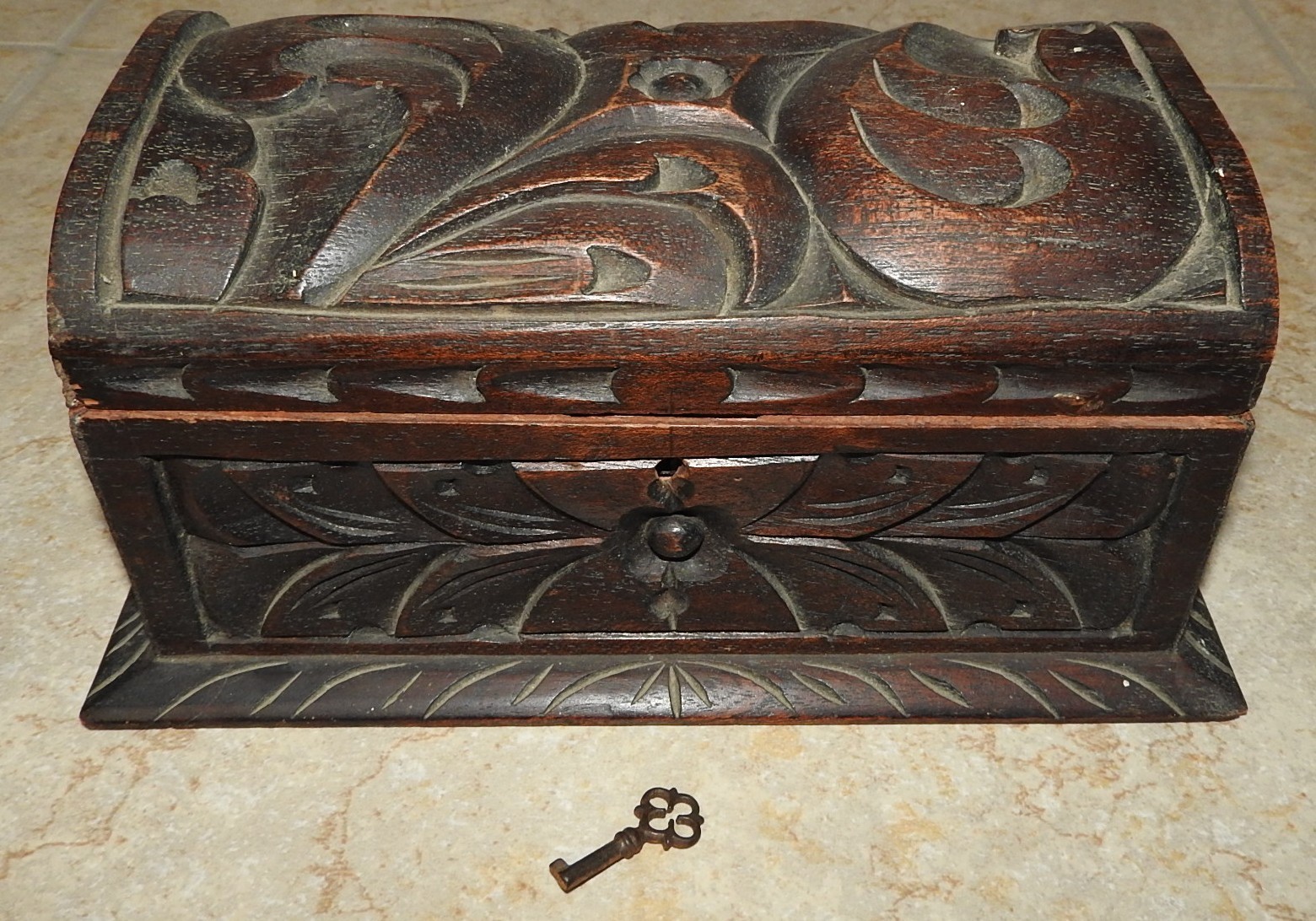 Antique Hand Carved Folk Art Wooden Keepsake Box w/Hinged Lid & RARE KEY