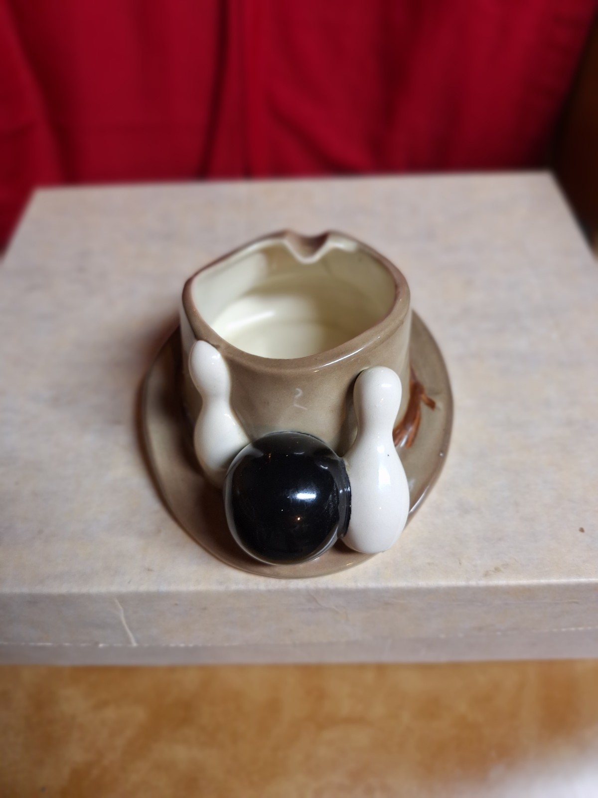 Vintage Lefton's ceramic bowing hat ashtray #3895 base about 4in X 5.25in
