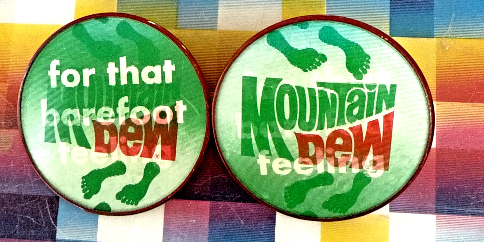RARE 1970s VARI-VUE MOUNTAIN DEW FOR THAT BAREFOOT FEELING FLICKER PIN 3\