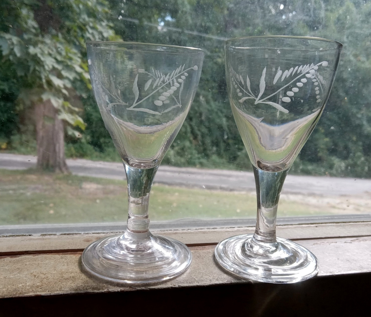 1790s EARLY FREE BLOWN PONTILED WINE GLASS PAIR WITH MATCHING ENGRAVED LEAVES